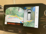 【パノラミックビューモニター】専用のカメラにより、上から見下ろしたような視点で360度クルマの周囲を確認することができます☆死角部分も確認しやすく、狭い場所での切り返しや駐車もスムーズに行えます。