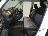 【手入れ済みの運転席】体を優しく支えるシート。よく手を触れるハンドル周辺などは適度な清掃を施しており、気兼ねなく快適に運転できます。