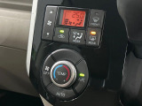 【オートエアコン】一度お好みの温度に設定すれば、車内の温度を検知し風量や温度を自動で調整。暑い&hellip;寒い&hellip;と何度もスイッチ操作をする必要はありません。快適な車内空間には必須の機能ですね♪