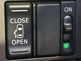 【両側スライドドア】駐車場で隣の車との間隔が狭く乗りにくい時、スライドドアなら安心!ドアオープン時も幅を取らず、開口部が広いので乗り降りがとっても簡単です。大きな荷物の出し入れも後席から可能♪