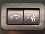 【パワーバックドア】スマートキーや運転席のボタンを押すだけでリアゲートが自動で開閉します!荷物を持っている時や、高い位置にあるバックドアを閉める際に便利な機能です♪