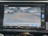 駐車時の安全確認をサポートするバックカメラも使用できます。インターナビで様々な情報を得ることもできます。