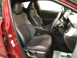 スポーツカーのシートを基に設計されたホールド性の高いシートです。きついカーブでも姿勢が崩れにくく、自然で快適なドライビングポジションで運転可能です。快適性はもちろん、仕立ての良さにもこだわっています。
