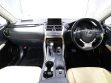 上質で落ち着いた印象のインパネ。視界も広々で運転しやすいです。