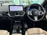 コックピットは、BMWらしくセンター・コンソールがドライバーに向けて傾けられた設計になっています。