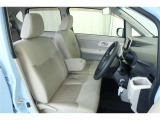 【ベンチシート】広々とした運転席&助手席です。もちろんクリーニング済みですので清潔感があり気持ち良く乗っていただけます。