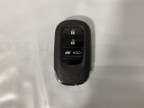 スマートキーを装備しています。鍵を差し込むことなくドアロックの開け閉めと、スタートボタン操作でのエンジンスタートができます。ボタン操作でトランクが開けられる電動テールゲートのボタンもついています。