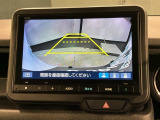 リバースギアに入れるだけで後方の表示へ切り替わります。夜間や雨の日の駐車も楽になりますよ。