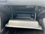 【グローブボックス】大容量のグローブボックスです!!車検証ケース他、日頃使う小物類の収納スペースもたくさんあります!