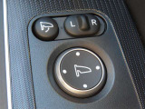 日本の駐車場は幅が広くないところが多くて、乗り降りが大変だったりしますよね。電動ミラーがあれば、室内でミラーをたためるので、駐車するときも便利ですね。