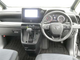 運転席からの視界はこんな感じです☆お気軽にご来店いただき、実際に座って是非お確かめください。ドライバーに寄り添う快適な操作フィールをもたらすステアリングです。