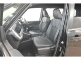 高いホールド性で運転姿勢が安定します。長距離ドライブでも疲れにくいのが魅力です。快適なドライビングライフをお送りください♪