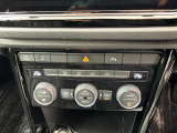 2ゾーンフルオートエアコン。運転席、助手席それぞれ独立して温度管理が可能です。花粉やダストを除去するフレッシュエアフィルターも装備され、クリーンな室内環境を保ちます。