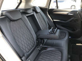 後席も使用感はさほど感じず、運転席・助手席同様に清潔感があります。後席シートもしっかりと作り込まれていますので、座り心地も悪くありません。是非、実車にてご確認下さい。