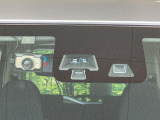 【エマージェンシーブレーキ】走行中に前方の車両等を認識し、衝突しそうな時は警報とブレーキで衝突回避と被害軽減をアシスト。より安全にドライブをお楽しみいただけます。