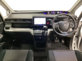 車内は光触媒抗菌消臭施工済です。インパネ周りはスタイリッシュなデザインで機能や装備も充実しています。グローブボックスやカップホルダーのほかにトレーなどたくさんの収納スペースが付いています。