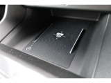 携帯を置くと充電できる機能もあり便利です!