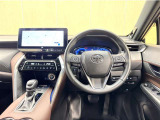 上質で落ち着いた印象のインパネ周りです。各操作スイッチ類も使いやすいよう配置されています。