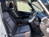 運転席・助手席には肘置きがあるので、ゆったり運転できます!