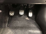 ゴムの滑り止めを組み合わせたアルミ製スポーツペダルです。靴が濡れていても滑りにくく、快適なドライブが楽しめます♪