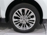 タイヤサイズは(223/55R19)で純正アルミホイールです。