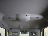 前席上部に付いているスリムサーキュレーターで室内の空気を循環させエアコンの効きをサポート☆後席でも快適にお過ごしいただけます♪