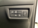 各種機能の切替スイッチは運転席パネル下に集約されています。任意で切り替え可能なため状況に合わせてお使いください。
