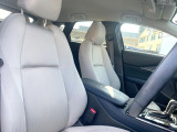運転席まわりには十分なスペースがあり、大柄な方でもゆったり運転していただける環境です。