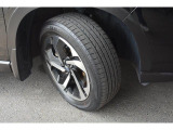 タイヤサイズは225/55R18です。