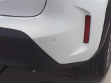 コーナーセンサーを車の前後に装備。障害物までの距離に応じて警告音を変えてお知らせ。縦列駐車時や駐車場・車庫などでの取り回しをサポートします。詳細は販売店スタッフまでおたずねください。