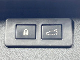 【パワーバックドア】スマートキーや運転席のボタンを押すだけでリアゲートが自動で開閉します!荷物を持っている時や、高い位置にあるバックドアを閉める際に便利な機能です♪