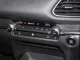 運転席と助手席で温度設定が変えられるデュアルエアコン付きです。四季を通じて車内を快適温度に保ちます。また品質の高いスイッチ類の手触りや操作性にも注目してください★☆★☆★