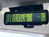 【スマートリヤビューミラー】後席の大きな荷物や同乗者で後方が確認しづらい時でも安心!カメラが撮影した車両後方の映像をルームミラー内に表示。クリアな視界で状況の確認が可能です!