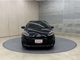 お車購入のポイントとなるフロントマスクです!シャープな目つきが印象的なデザインのヘッドランプです。