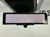 【インテリジェントルームミラー】後部座席の人や荷物で視界が遮られてもカメラの映像でいつでもクリアな後方視界が確保できます。