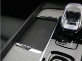 対応機種のスマートフォンを、トンネルコンソールの下のラバープレートに置いておくだけで充電可能。センターディスプレイの機能ビューを使用して、充電プレートのオンとオフを切り替えることができます。