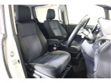 厚みがあって、座り心地のいいシート。運転席も助手席もリラックスしてゆったりと座れます。