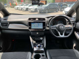 すっきりした運転席周りにはナビやエアコンの操作パネルを設置しておりますので、お一人での運転でもご安心できます。