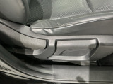 シートハイトアジャスターが付いているので運転姿勢を調整するのに便利ですね。身長に合ったシートポジションは安全運転や疲労軽減にもつながります。
