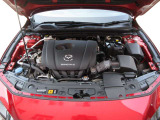 「SKYACTIV-G(ガソリン)」は、規格外の高圧縮を実現し、世界のエンジン技術者に驚きを与えました。さらに、それを維持したままノッキングの発生を抑え、熱効率を向上、走りにも寄与したエンジンです。