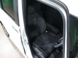 程よい硬さとホールド性が高いシートで長時間運転も快適です。