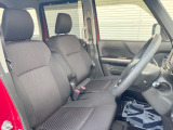 運転席まわりには十分なスペースがあり、大柄な方でもゆったり運転していただける環境です。