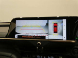 バックカメラ機能と、四方に取り付けられているカメラ映像を合成しディスプレイに表示するパノラミックビューモニター付きのお車になります!!