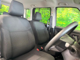 運転席まわりには十分なスペースがあり、大柄な方でもゆったり運転していただける環境です。