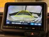 リバースギアに入れるだけで後方の表示へ切り替わります。夜間や雨の日の駐車も楽になりますよ。