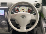 インテリアに合わせたデザインのステアリングは、運転される方のことも考え、運転しやすい形状、大きさです。是非一度、実際に触ってお確かめください。