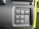 〈VSC〉は、車両の横滑りをセンサーが検知すると、4輪それぞれのブレーキの力とエンジンの出力を自動的に制御し、車両の安定性を確保します!