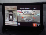 【360&deg;ビュー・モニター】専用カメラにより上から見下ろしたような視点で360度クルマの周囲を確認することができます。駐車が苦手な方でも縦列駐車や幅寄せ時に活躍してくれます。