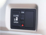 【片側電動スライドドア】ボタンを押すだけでスライドドアの開閉が可能。もちろんキーからの操作も可能。お子様を抱いている時・両手いっぱいの荷物を持ってる時など非常に役立ちます。