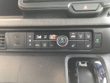 オートエアコン装着車で車内はいつも快適です!